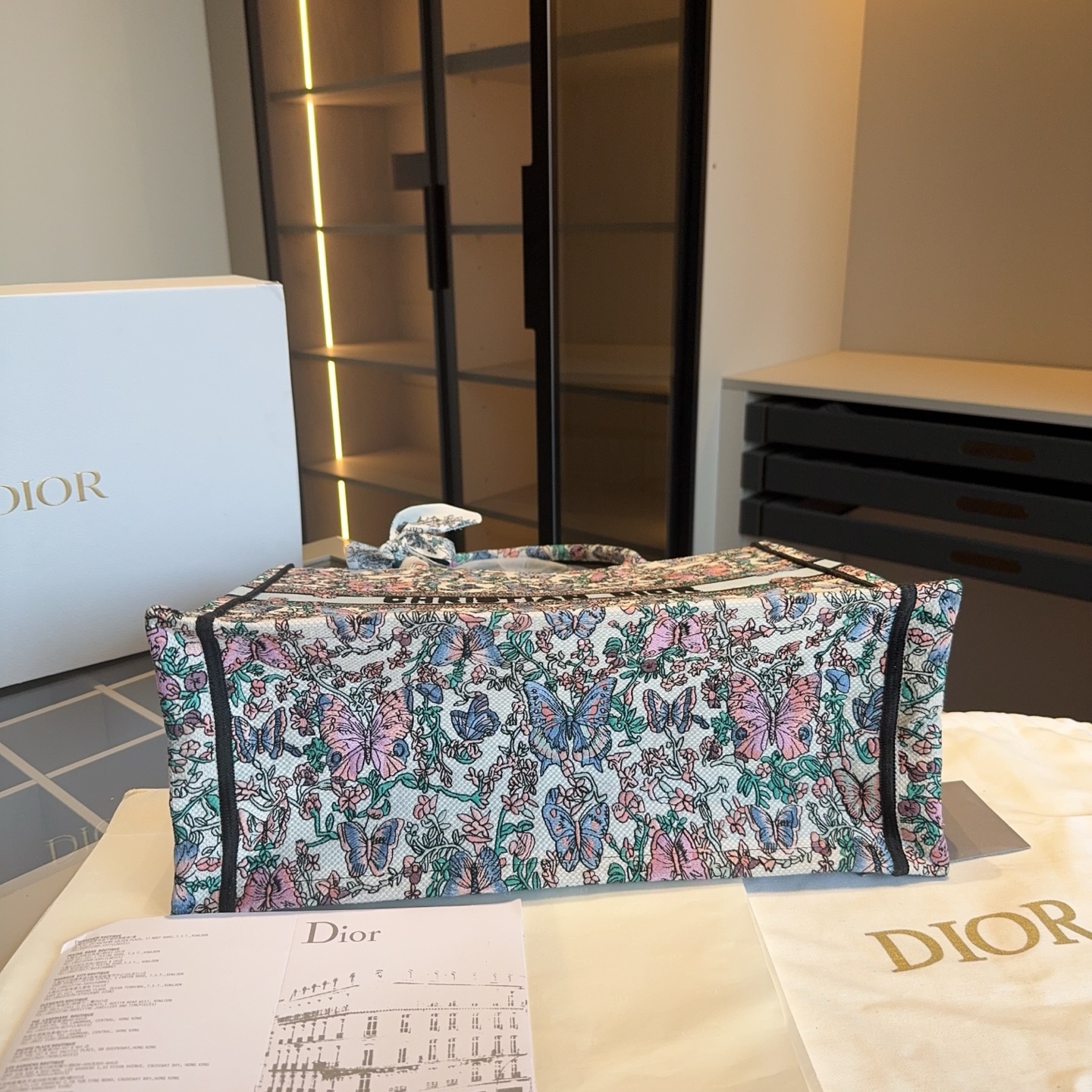ディオール Dior Book Tote バッグ スモール、ミディアム、ラージの3つのサイズ
