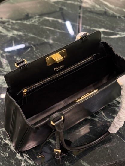 プラダ「Prada」2025 ジオメトリック デュアリズム ハンドバッグ