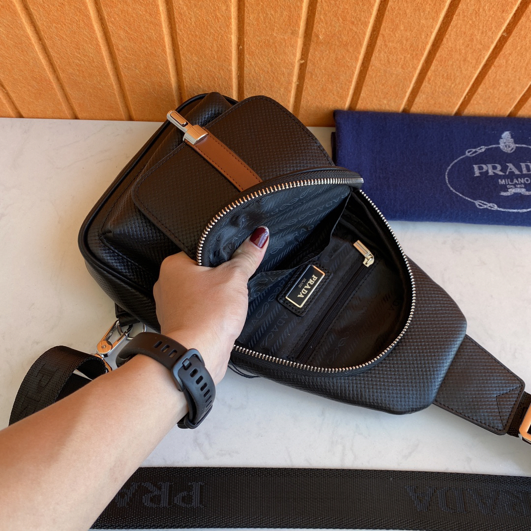プラダ「Prada」エッセンシャル メンズ チェストバッグ