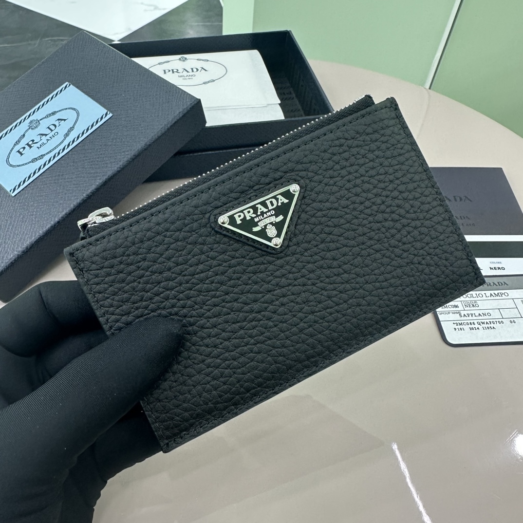 プラダ「Prada」レザーカードケース