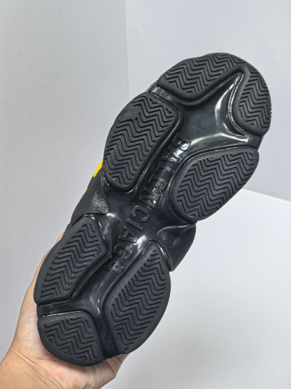 バレンシアガ「Balenciaga」Triple S Letter Graffiti 1.0 Sneakers-ISETAN PRESTIGE CURATED