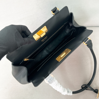 プラダ「Prada」ジオメトリック ショルダーバッグ