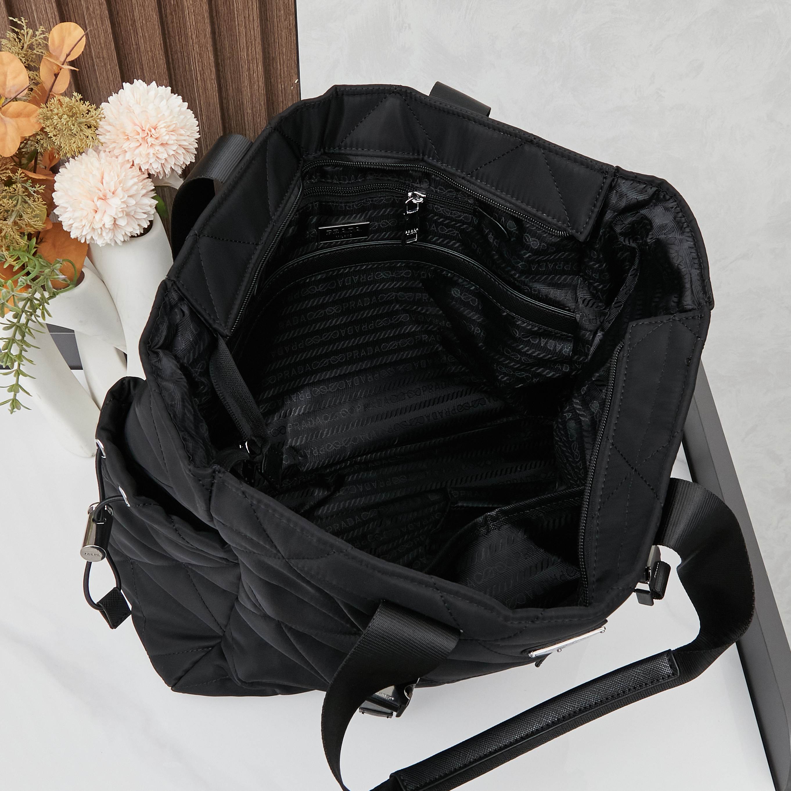 プラダ「Prada」リサイクルナイロン トートバッグ モデル ハンドバッグ