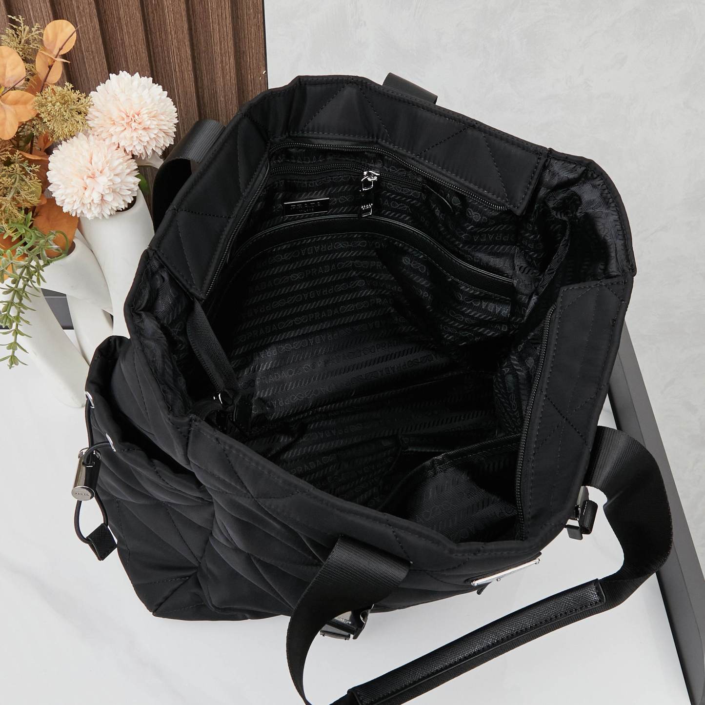 プラダ「Prada」リサイクルナイロン トートバッグ モデル ハンドバッグ