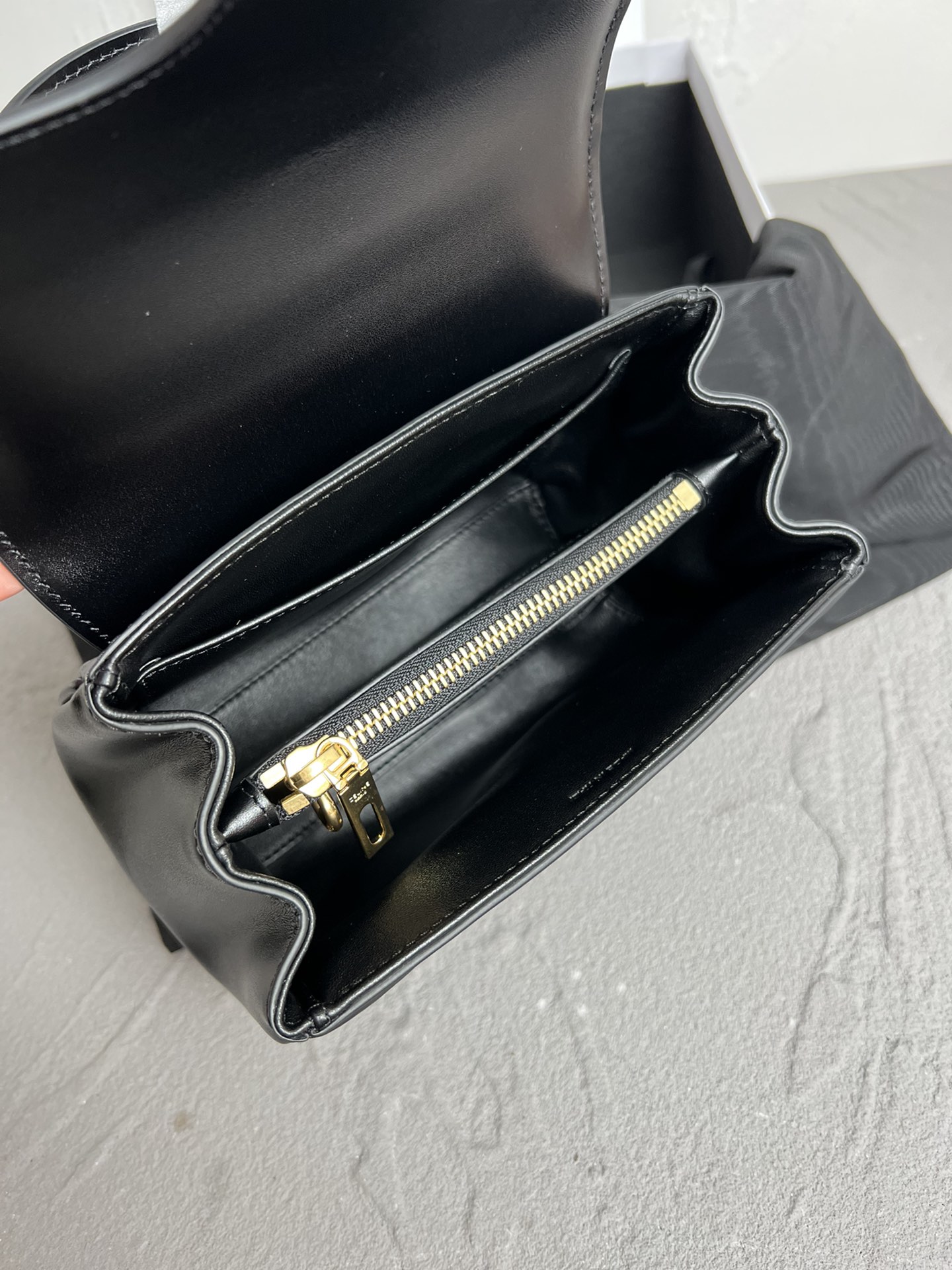 セリーヌ(Celine)ミニ 16（セーズ） / サテンドカーフスキン