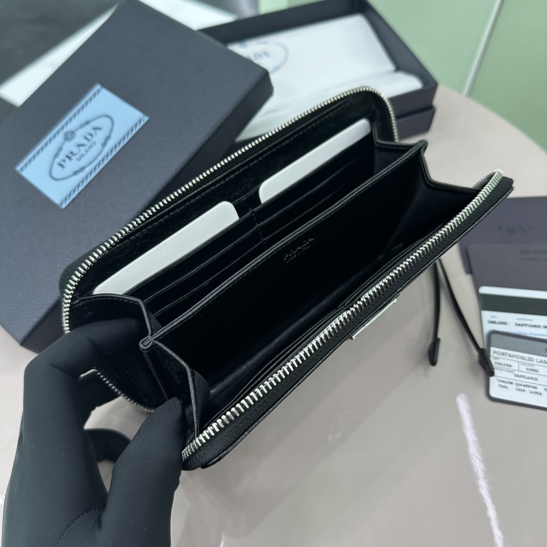 プラダ「Prada」 シングルジップ ウォレット