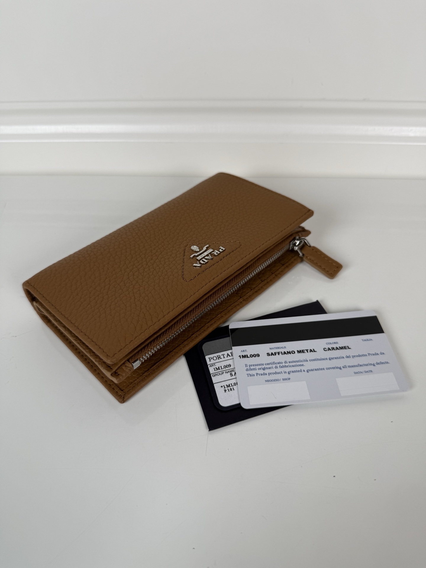 プラダ「Prada」 ロゴプリント スナップウォレット