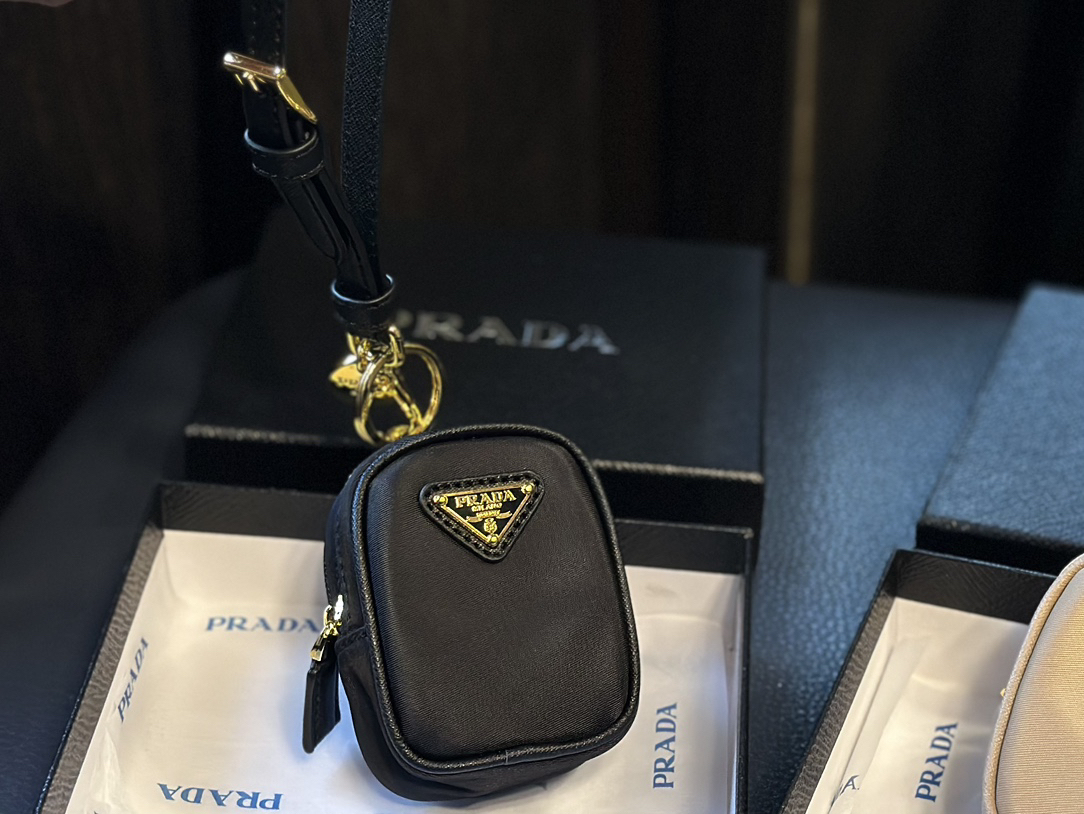 プラダ「Prada」トライアングルロゴ ミニコインケース