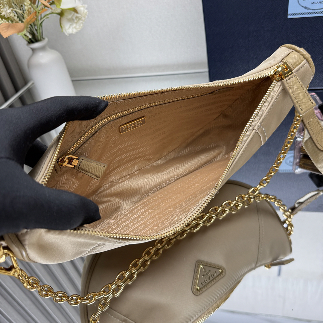 プラダ「Prada」リナイロン ムーンショルダーバッグ