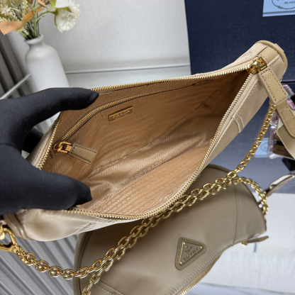 プラダ「Prada」リナイロン ムーンショルダーバッグ