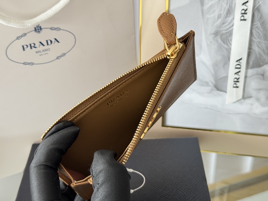 プラダ「Prada」サフィアーノ  カード&コインケース