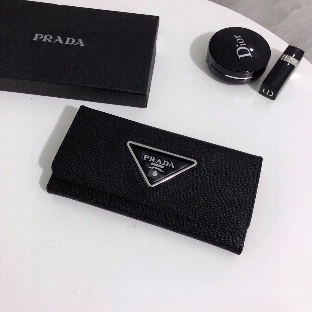 プラダ「Prada」サフィアーノレザー二つ折り財布