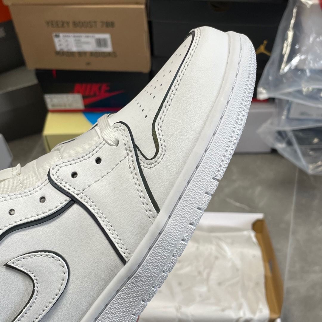 ナイキ「Nike」Wmns Air Jordan 1 Mid SE 'IRIDESCENT TRIM'