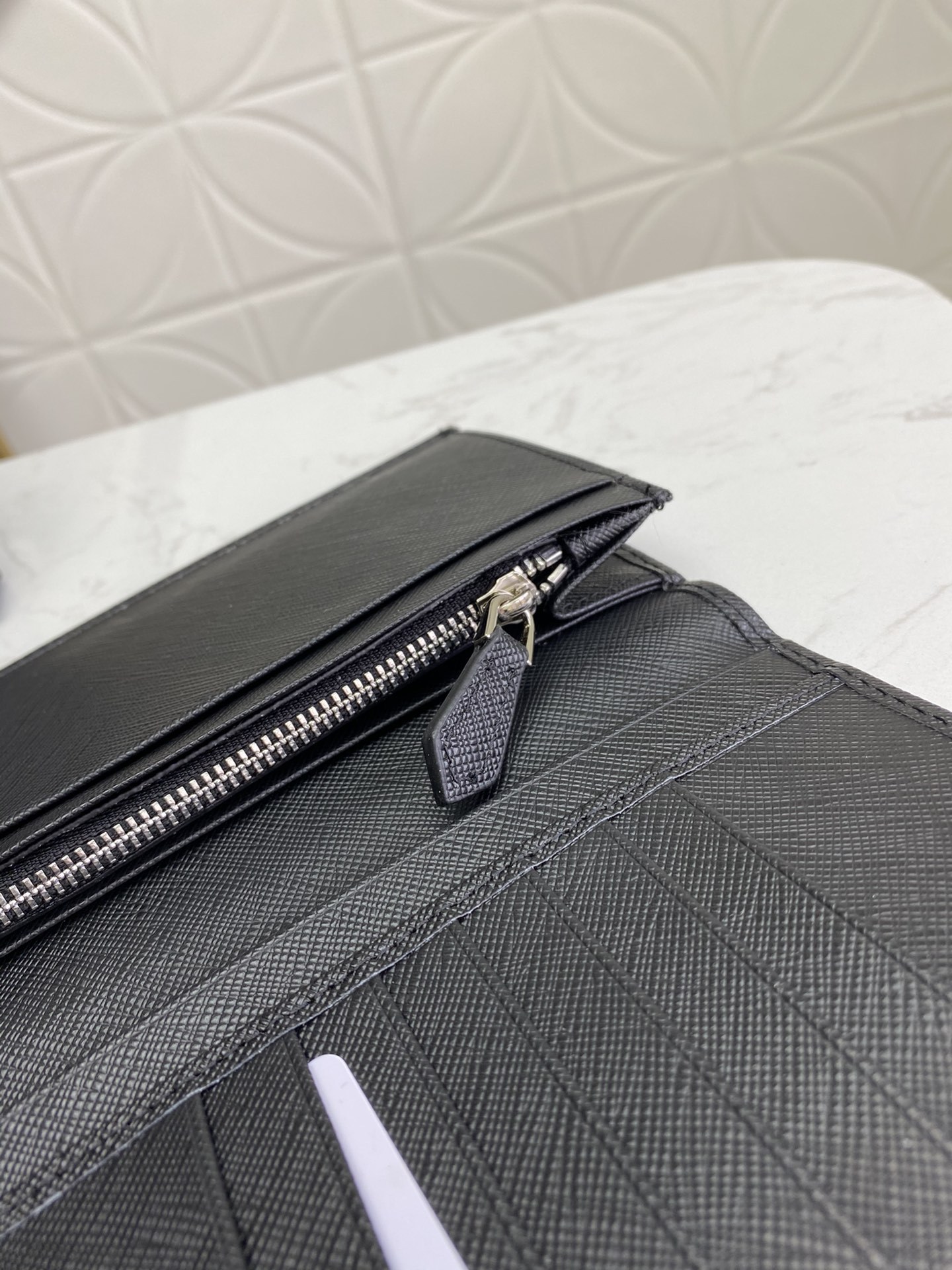 プラダ「PRADA」定番のスーツに二つ折り財布