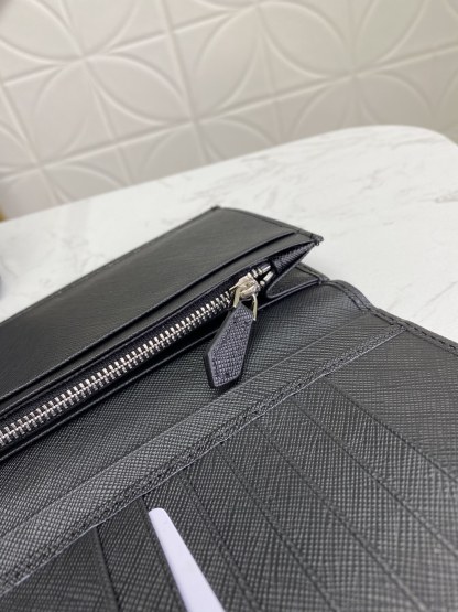 プラダ「PRADA」定番のスーツに二つ折り財布