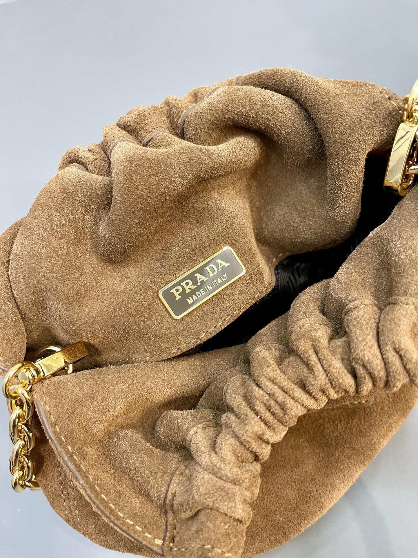 プラダ「Prada」 ヌバックレザー バケットバッグ