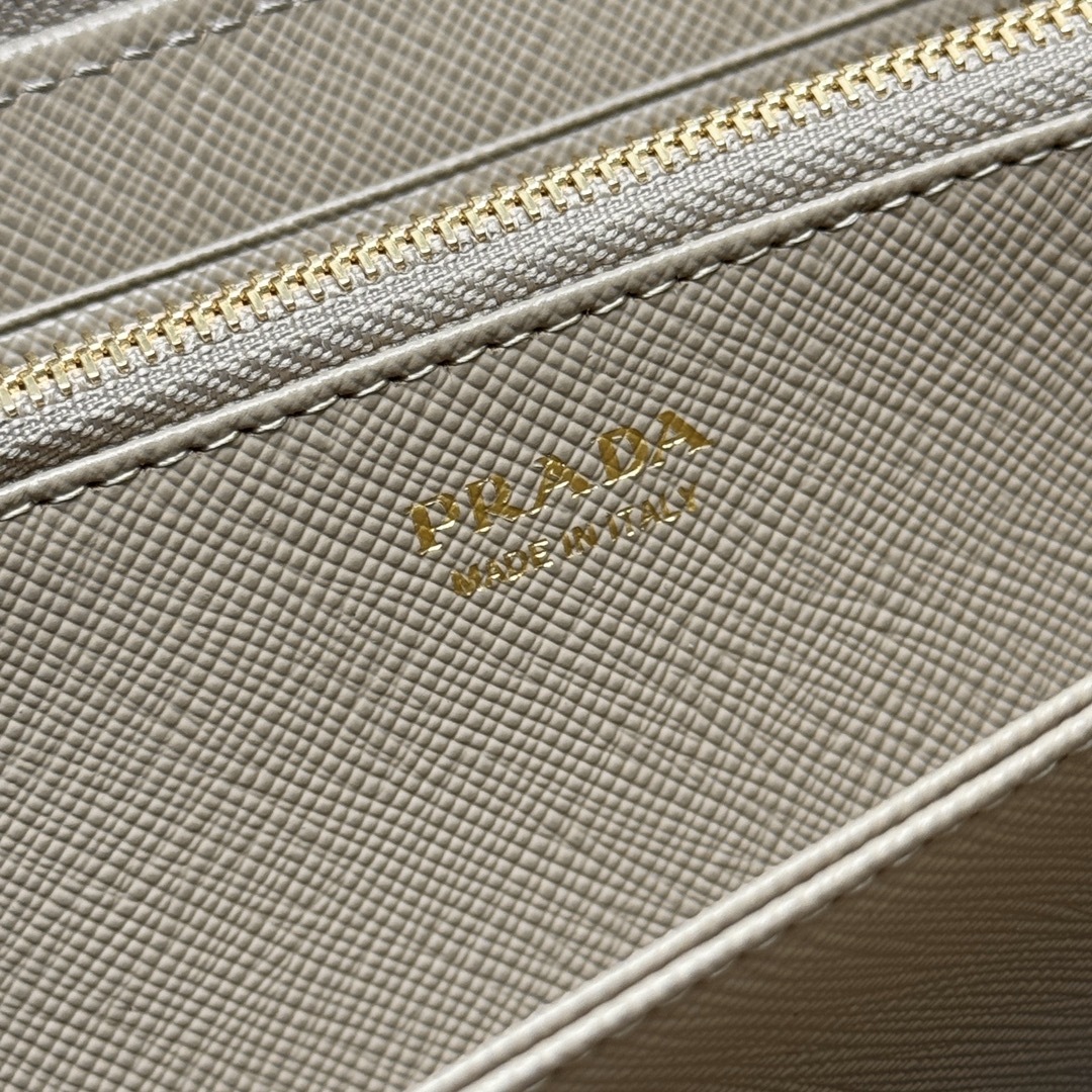 プラダ「PRADA」サフィアーノ レザー 財布