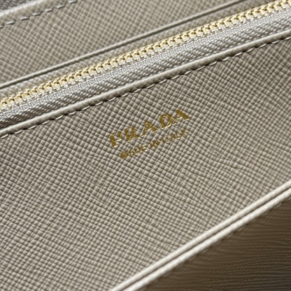プラダ「PRADA」サフィアーノ レザー 財布