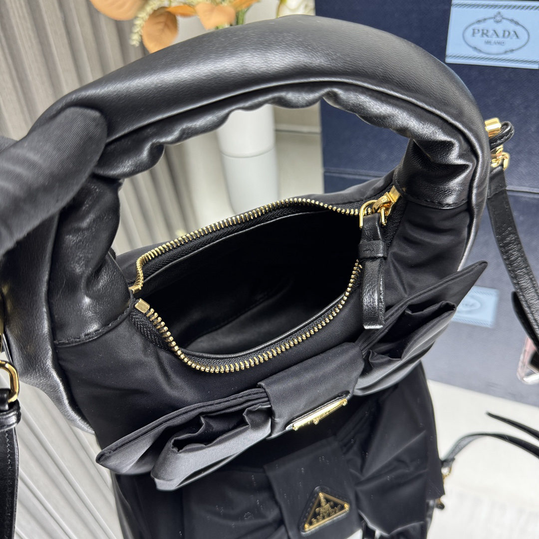 プラダ「Prada」  リジェネレイテッド ナイロン＆ナッパレザー ボウショルダーバッグ