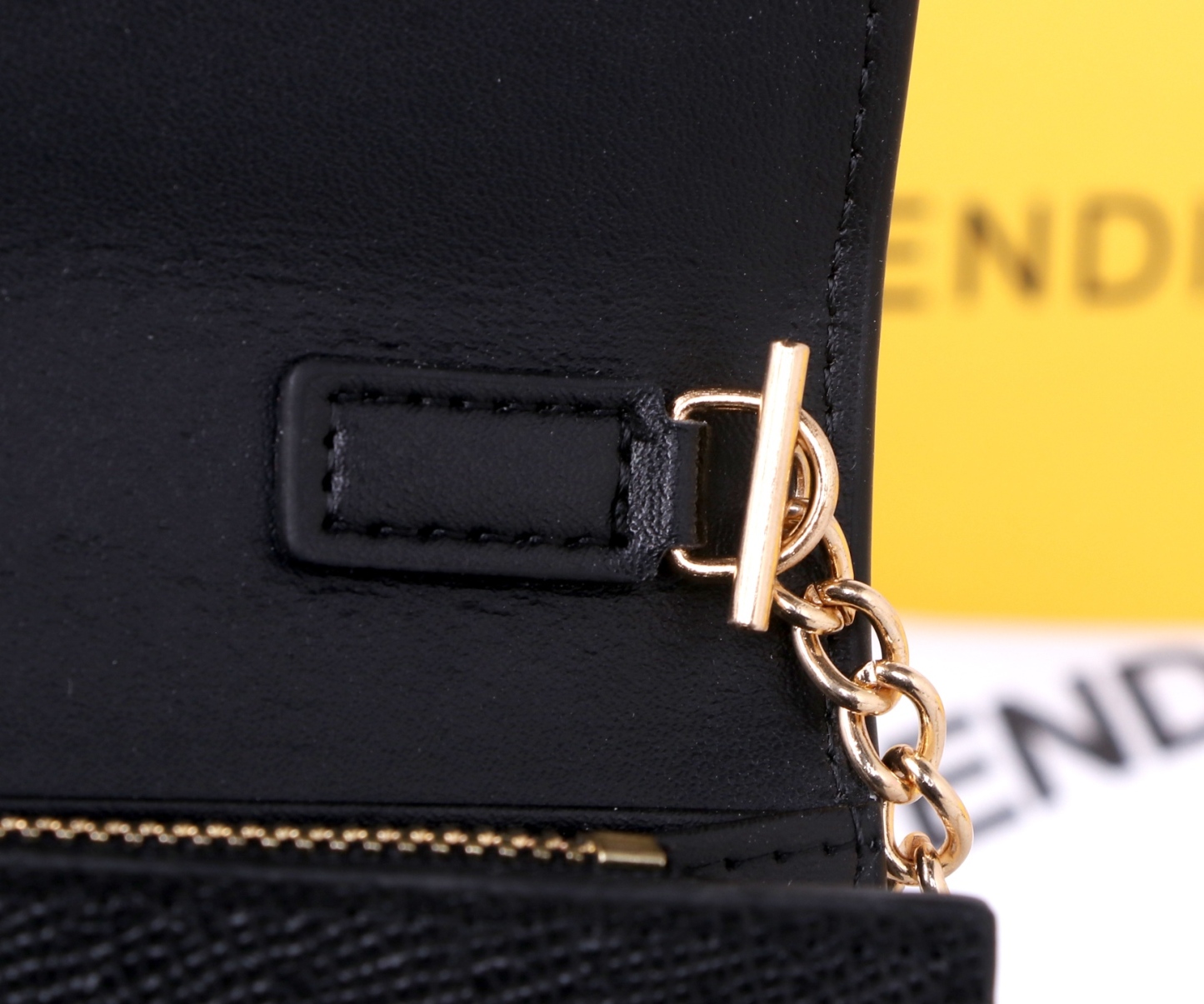 フェンディ「Fendi」高級エンボス牛革の大きな イタリア製財布