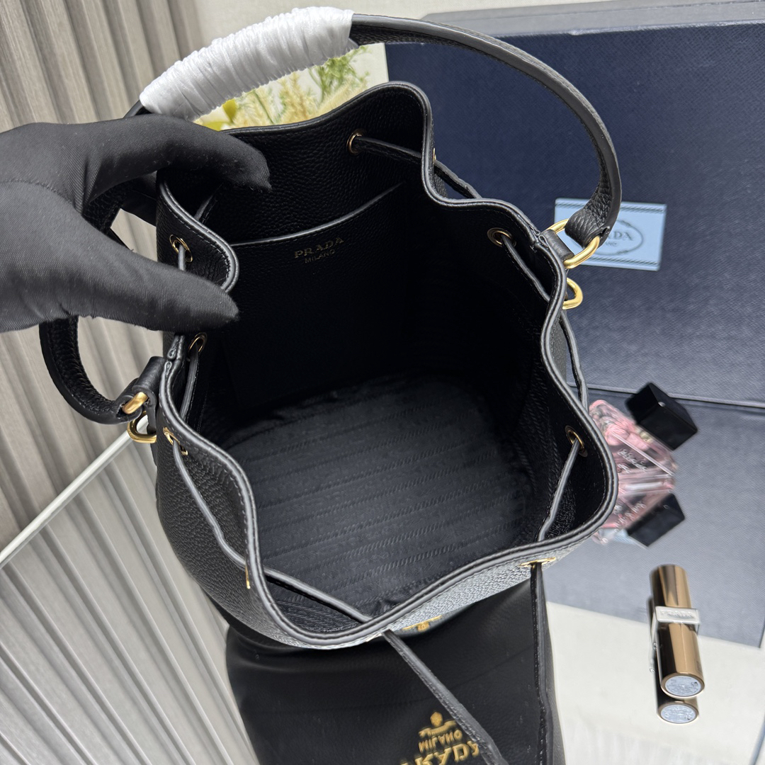 プラダ「Prada」ピコティン バケットバッグ モデ