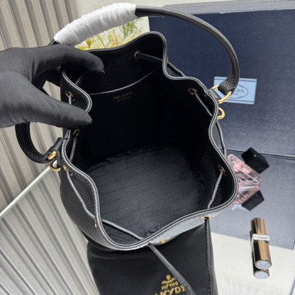 プラダ「Prada」ピコティン バケットバッグ モデ