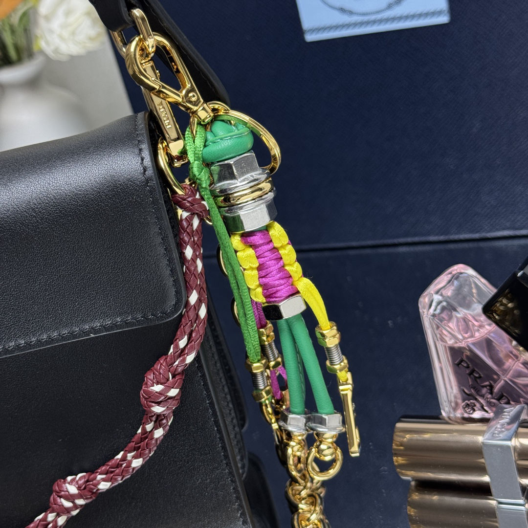 プラダ「Prada」Soft Sound ショルダーバッグ モデル