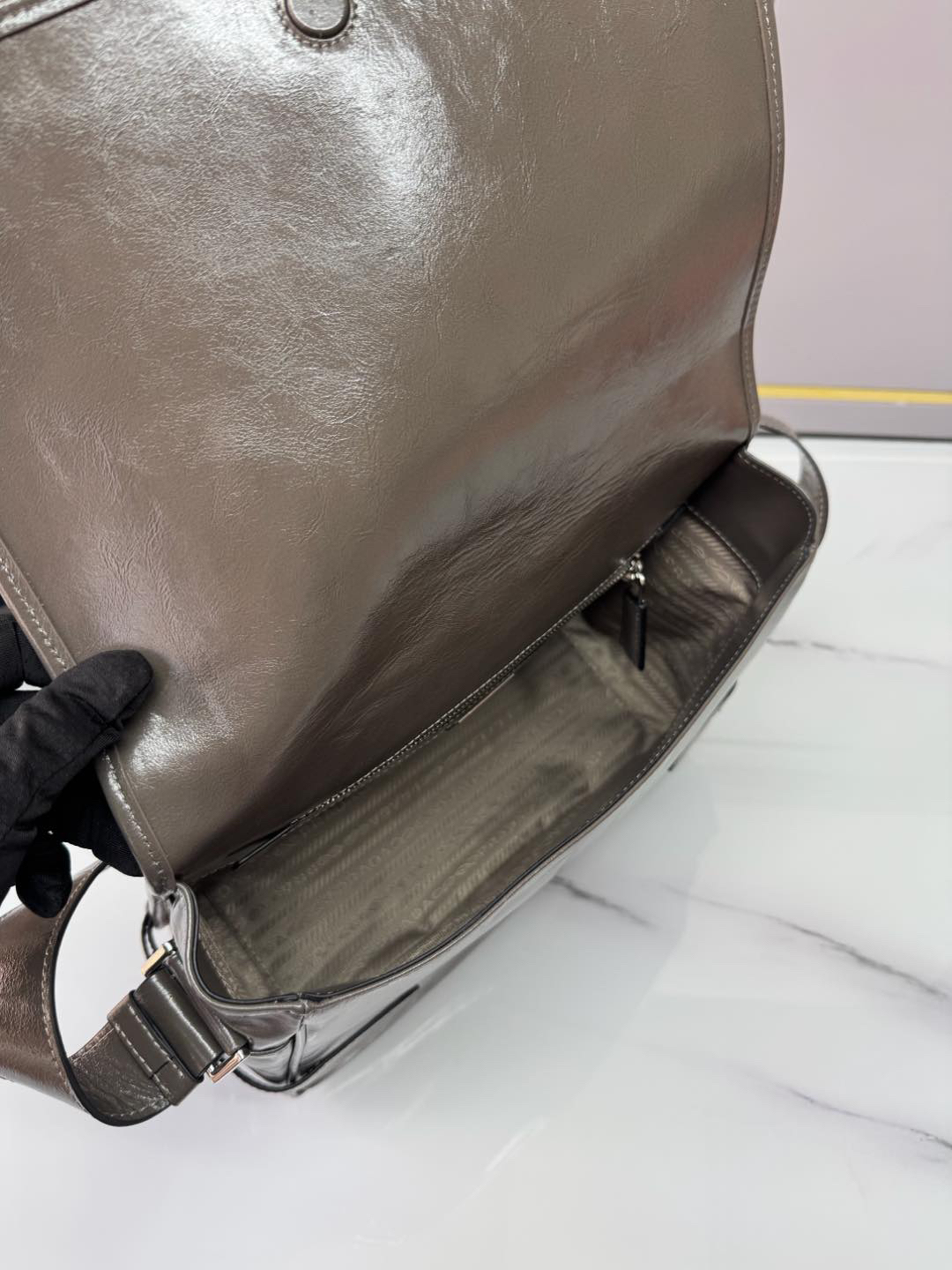 プラダ「Prada」 オイルドレザー メッセンジャーバッグ モデル