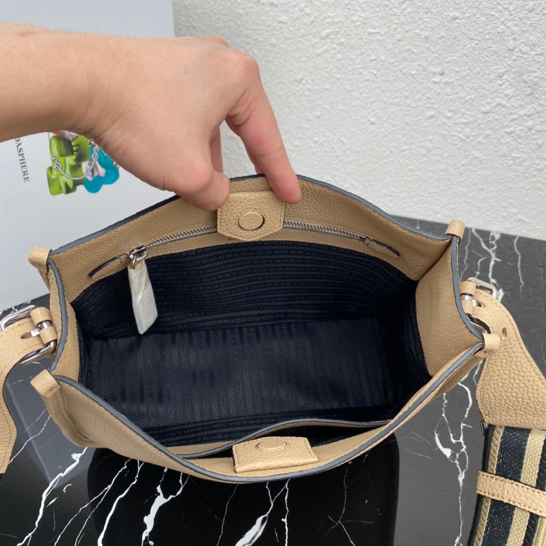 プラダ「Prada」 ファブリック ショルダーバッグ モデル