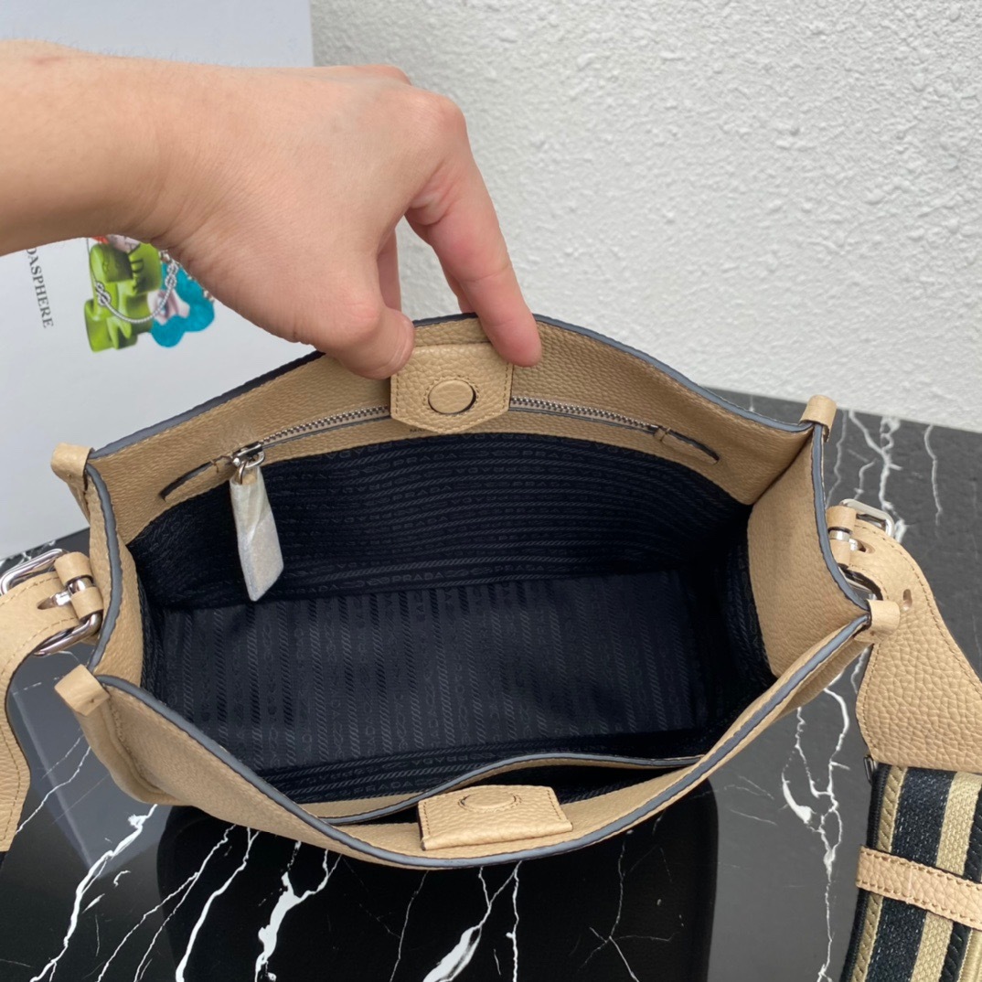 プラダ「Prada」 ファブリック ショルダーバッグ モデル