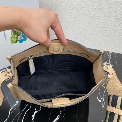 プラダ「Prada」 ファブリック ショルダーバッグ モデル