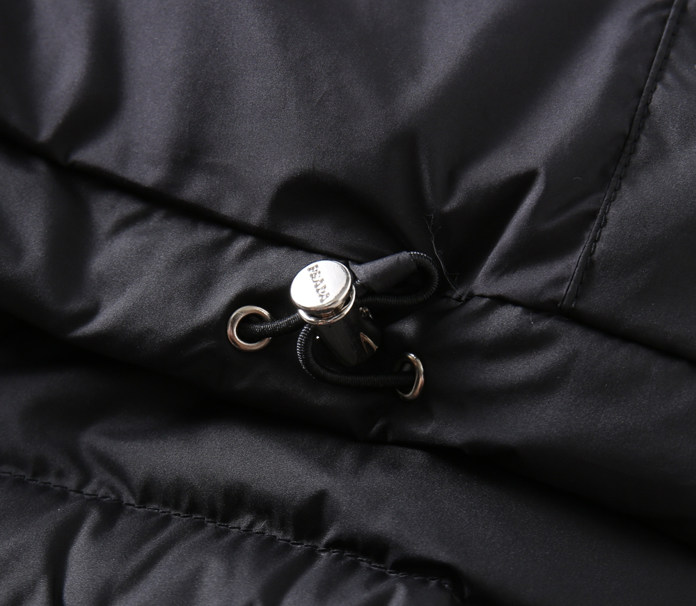 プラダ「Prada」秋冬ダウンジャケット