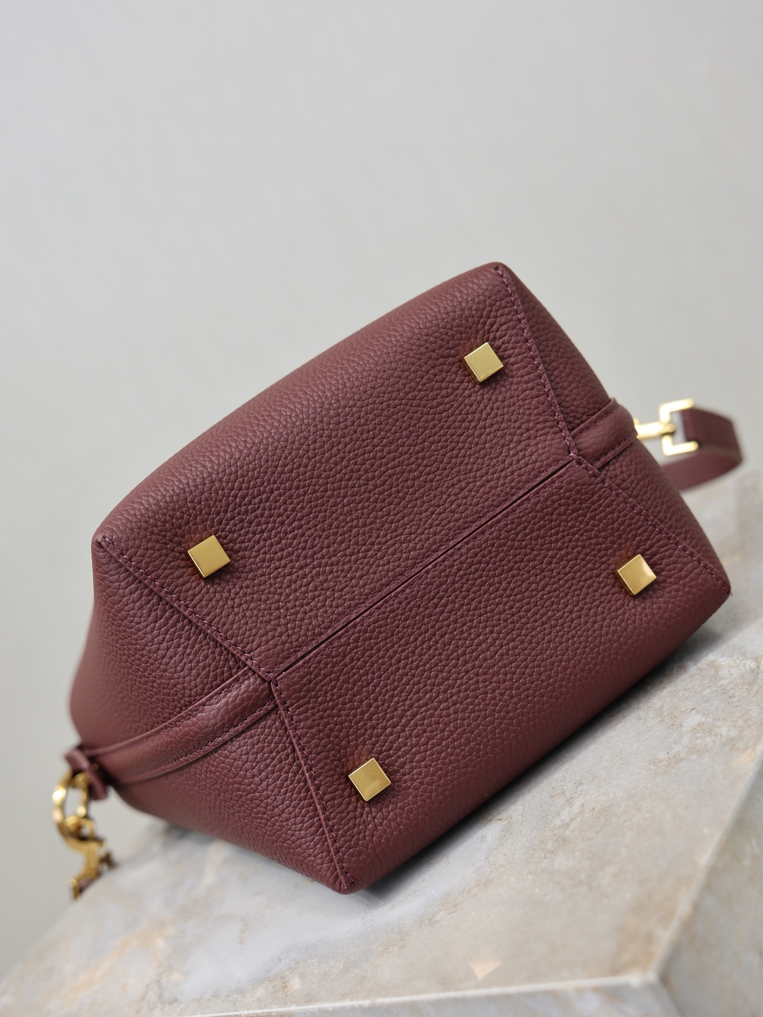 2026サンローラン「Saint Laurent LE 37 プティ ブレイデッドレザー バケツバッグ