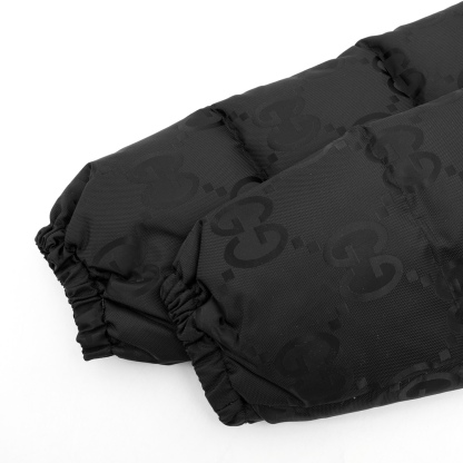 GUCCI 23FW の大きな GG の隠し模様ジヶードパターンのダウンジャケット