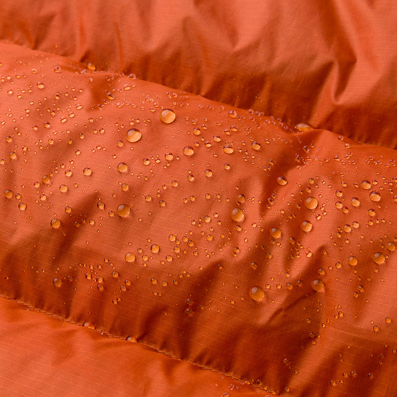 The North Face2 2024 年モデルの新商品、アイコンシリーズのヒマラヤ産ガチョウの羽毛で防風効果のあるダウンジャケットです