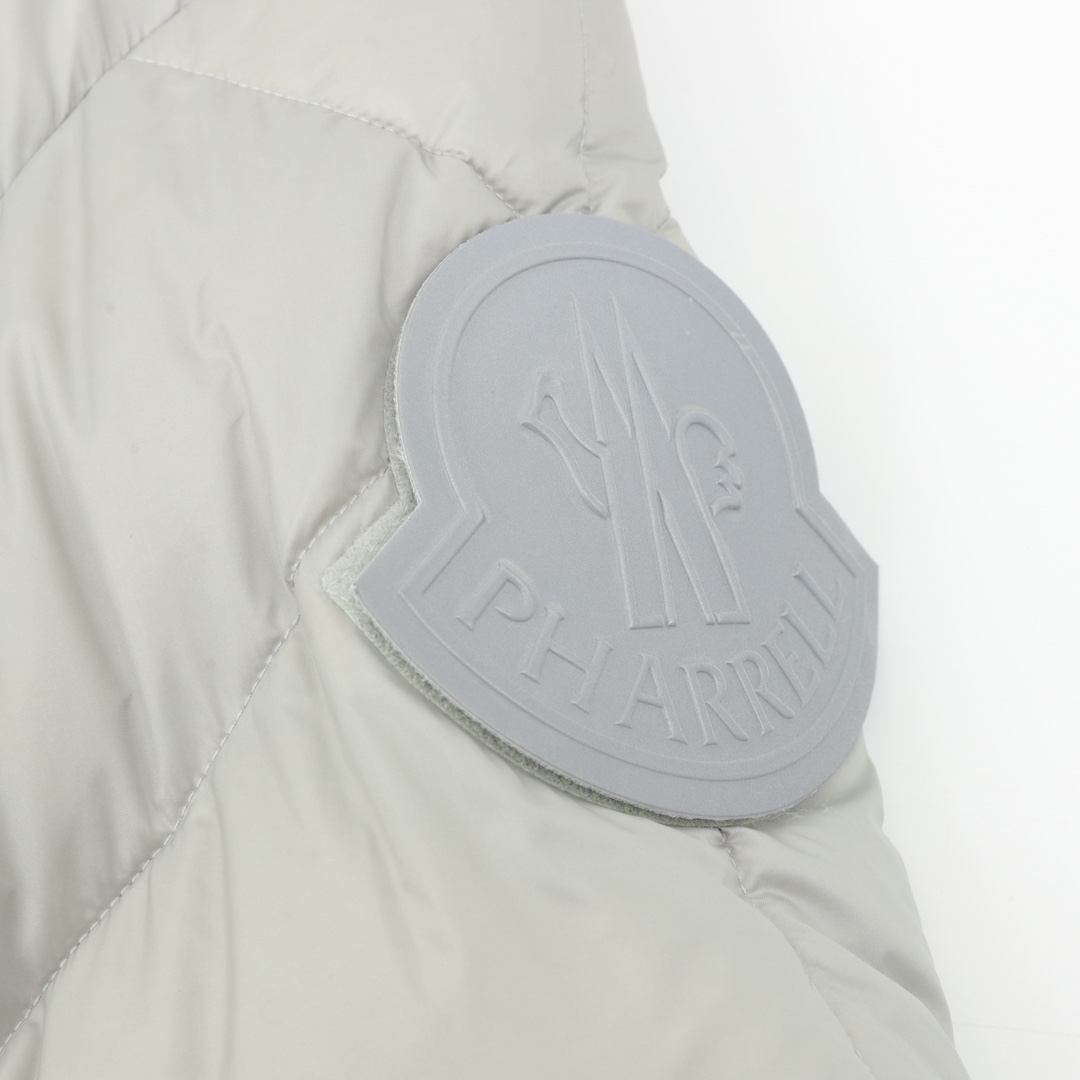 モンクレール「モンクレール」 とのコラボレーションの三角カットの立領ダウンジャケット-ISETAN PRESTIGE CURATED