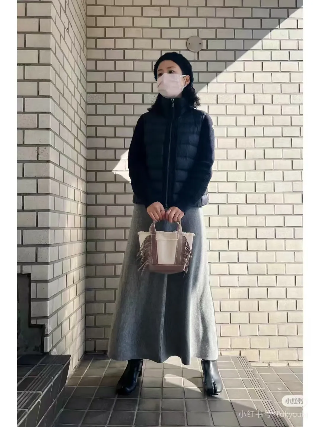 モンクレール（Moncler）の 24S 新作、袖が編み地とつなぎ合わされたパーカ付きの薄手ダウンジャケット