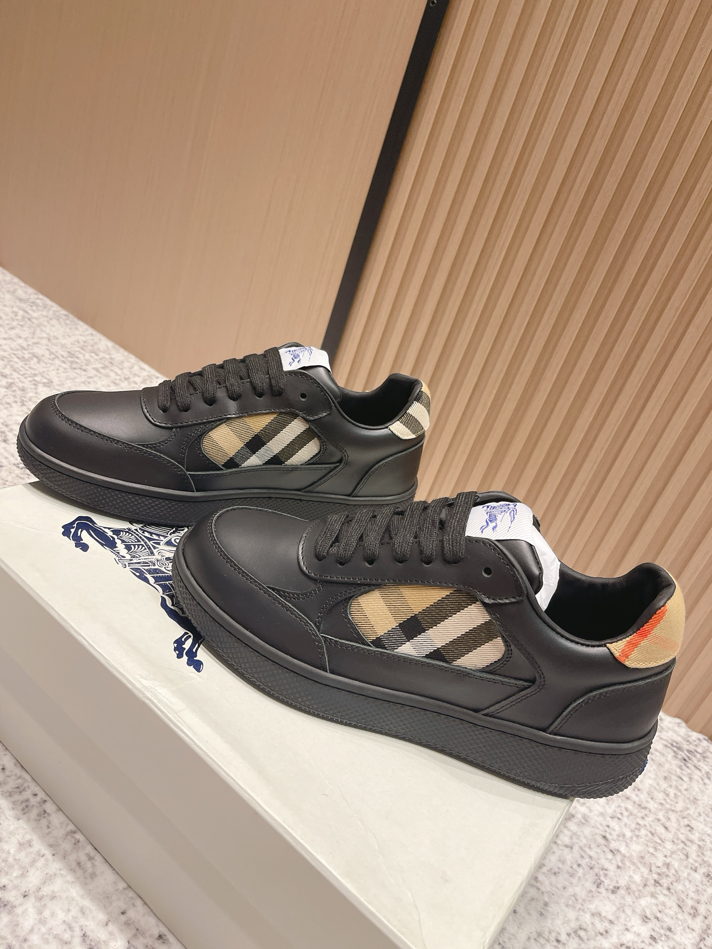 バーバリー「Burberry」バーバリー ボックス スニーカー / プレミアムレザースニーカー
