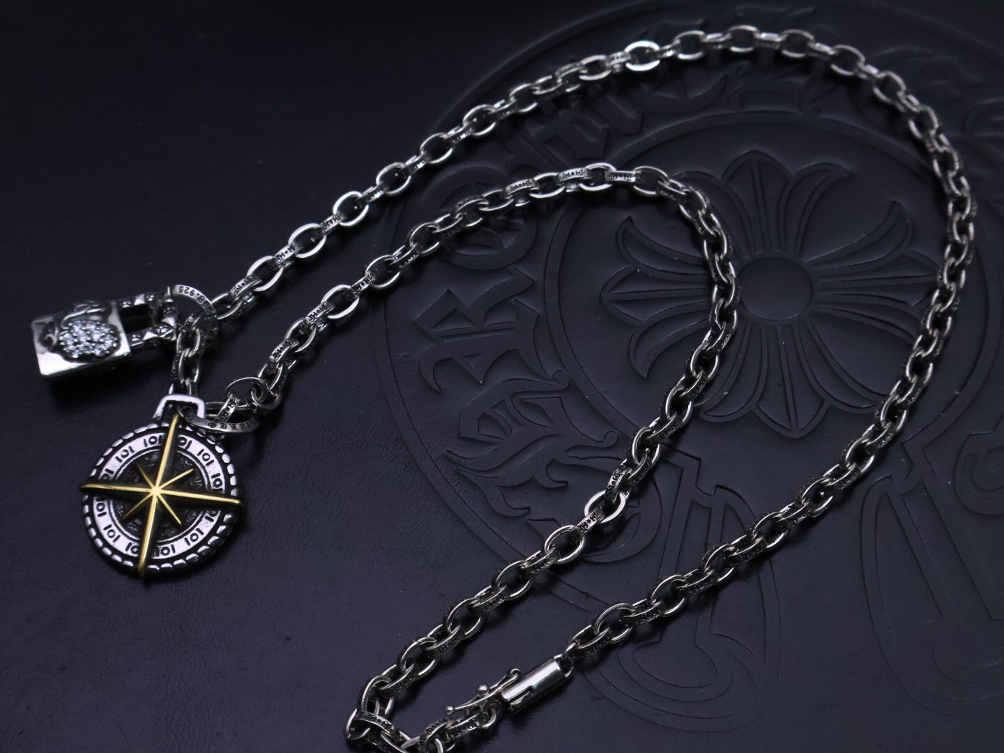 クロムハーツ「Chrome Hearts」のクラシックネックレス - 日常に上品なアクセントを添えるユニセックスモデル
