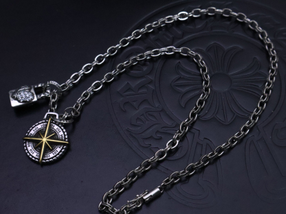 クロムハーツ「Chrome Hearts」のクラシックネックレス - 日常に上品なアクセントを添えるユニセックスモデル
