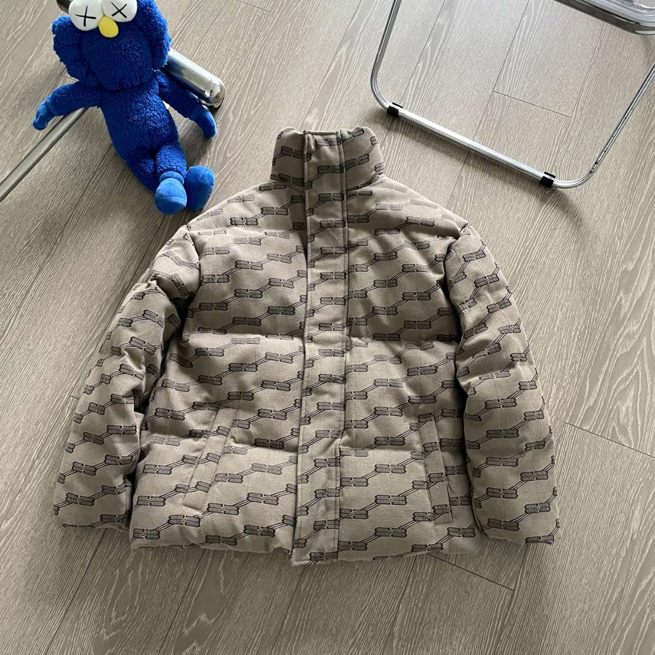 バレンシアガ「Balenciaga」‌ロックバックル刺繍デザイン 男女兼用ダウンジャケット