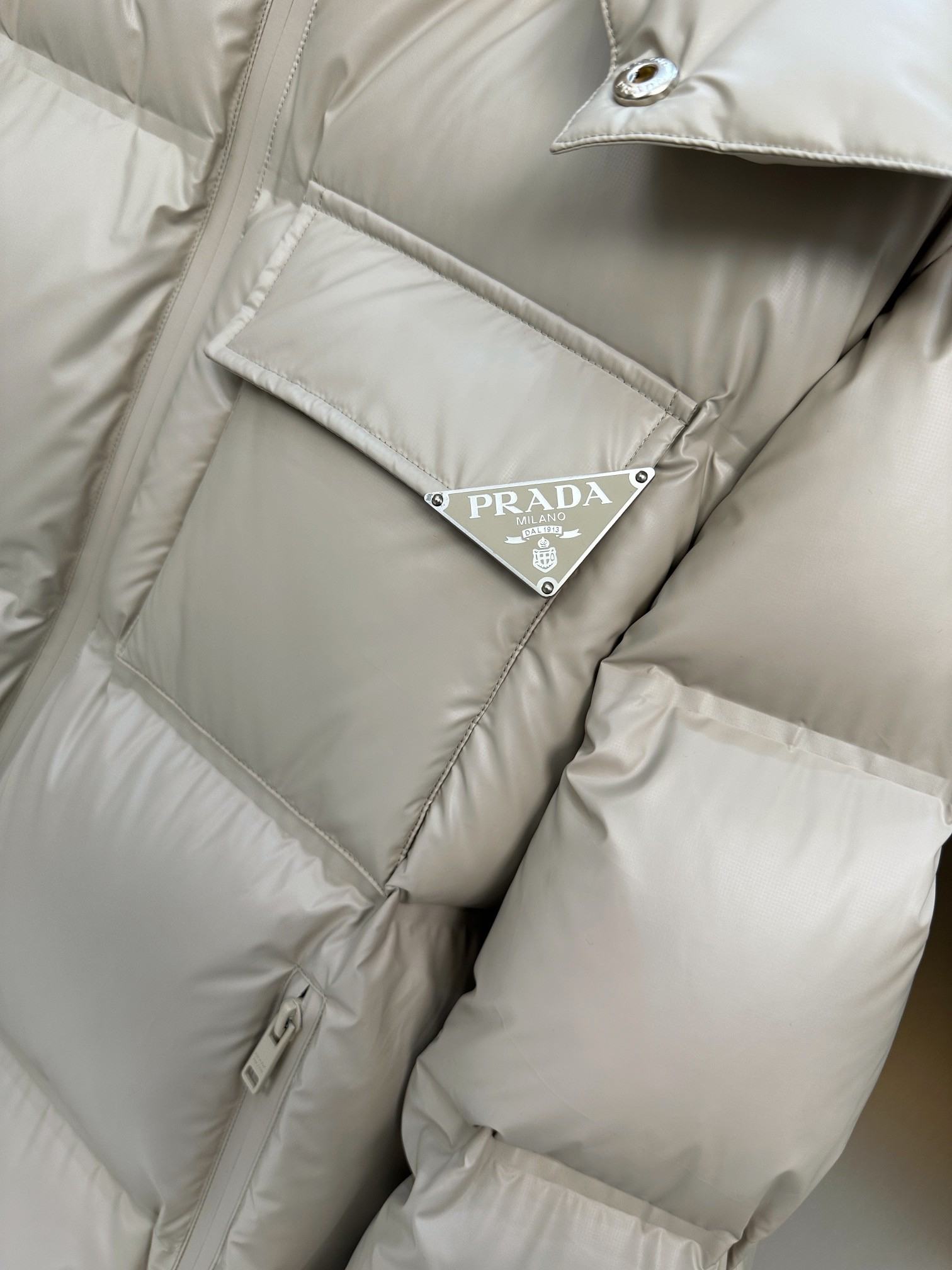 プラダ「Prada」冬の新作 フード付きダウンジャケット