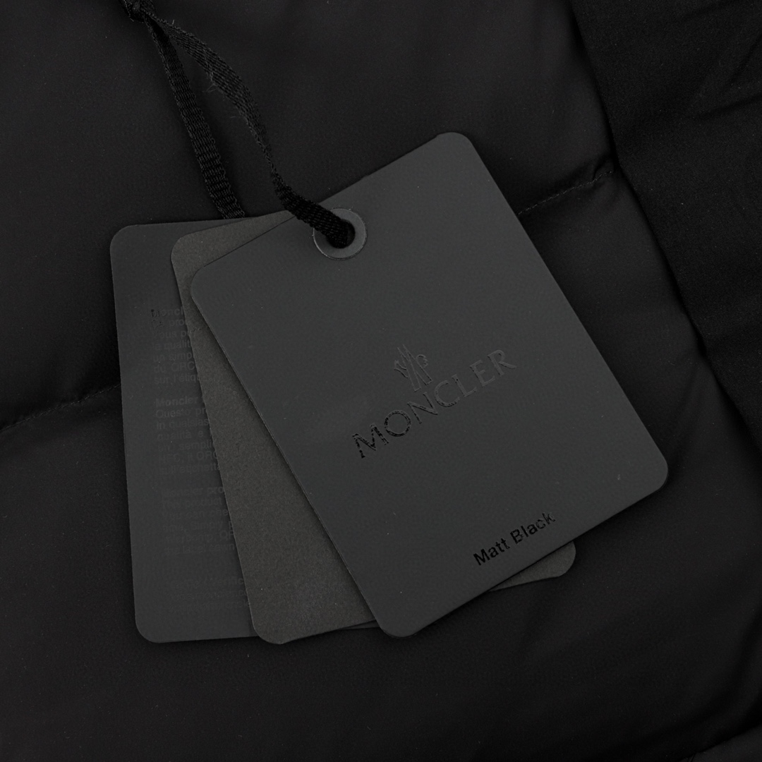 Moncler Madeira 22Fw のゲート（ドア）部分に立体彫刻のエンボス加工されたアルファベットが付いたダウンジャケッ