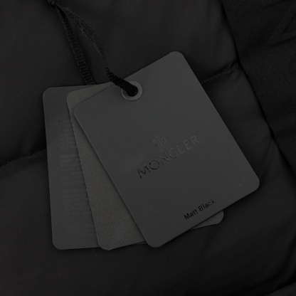 Moncler Madeira 22Fw のゲート（ドア）部分に立体彫刻のエンボス加工されたアルファベットが付いたダウンジャケッ