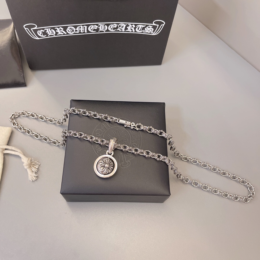 クロムハーツ「Chrome Hearts」のクラシックネックレス - 日常に上品なアクセントを添えるユニセックスモデル