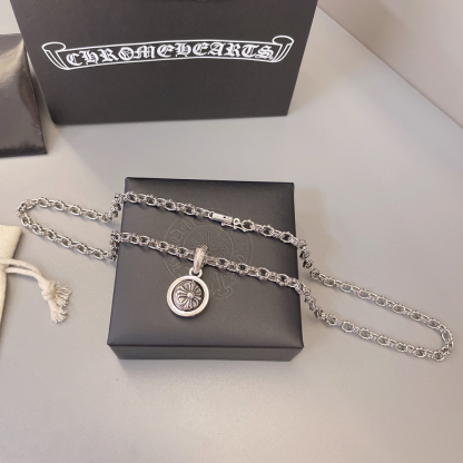 クロムハーツ「Chrome Hearts」のクラシックネックレス - 日常に上品なアクセントを添えるユニセックスモデル