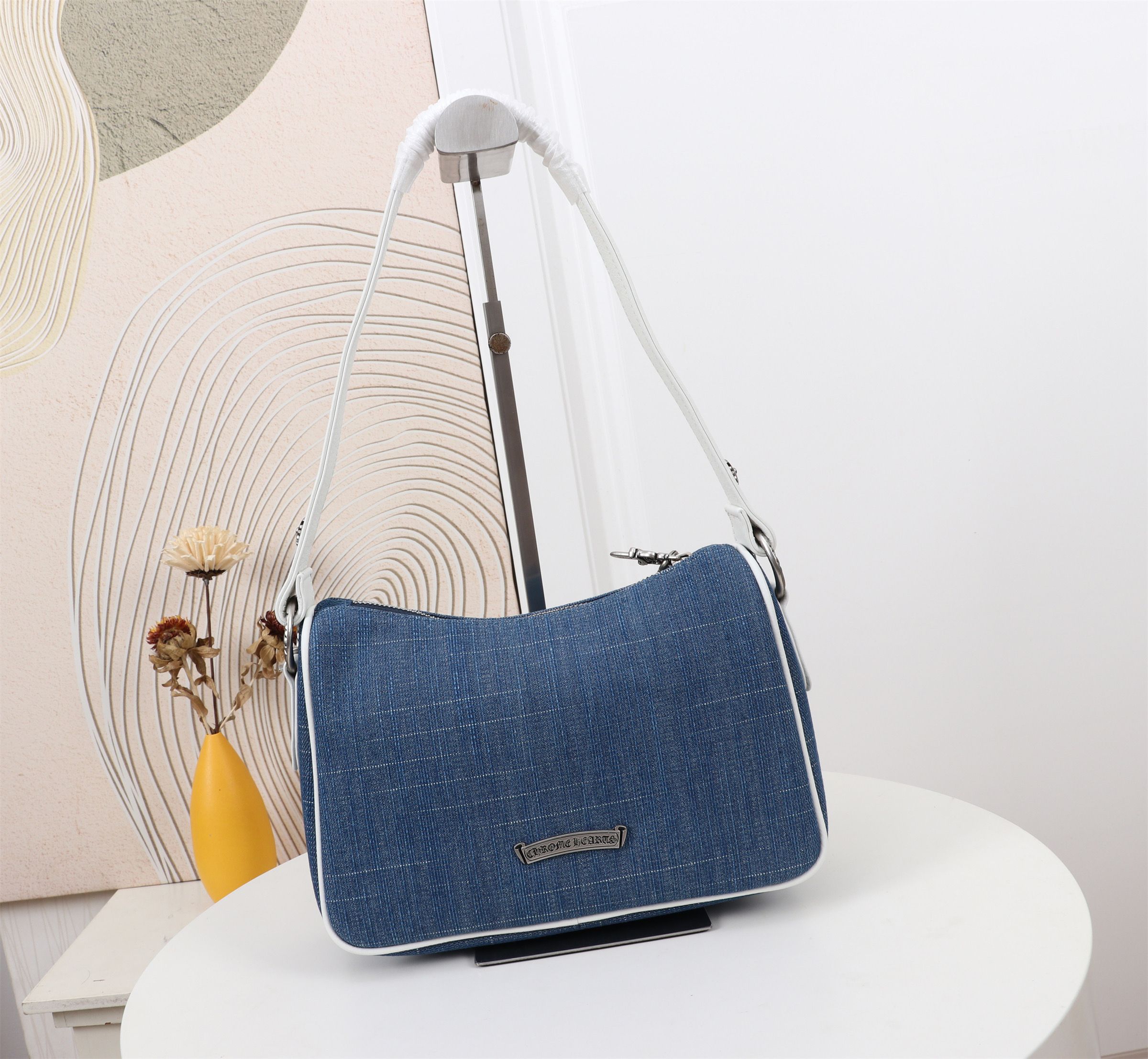 クロムハーツ「Chrome Hearts」十字架のショルダーバッグ