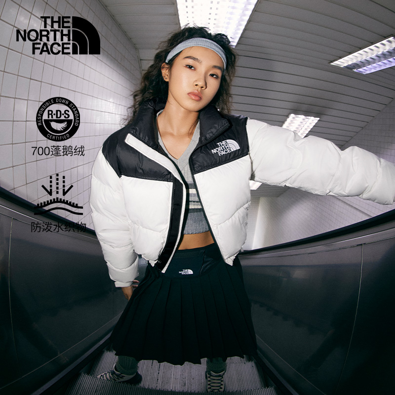 The North Face ICON Nuptse レディース ショート丈 ホワイトグースダウンジャケット。撥水加工済みで、冬季の新作です