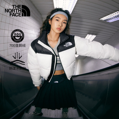 The North Face ICON Nuptse レディース ショート丈 ホワイトグースダウンジャケット。撥水加工済みで、冬季の新作です