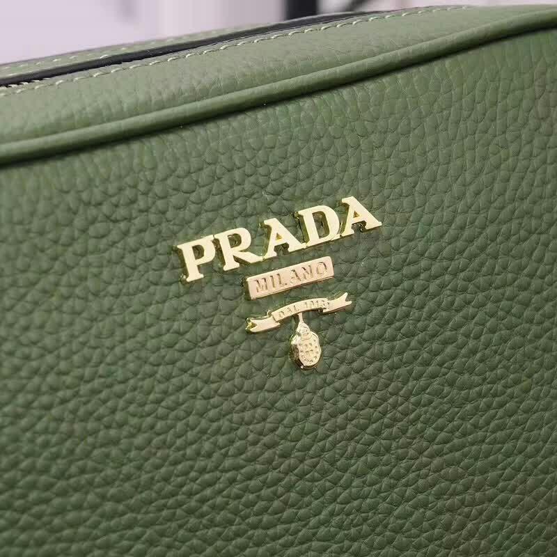 プラダ「Prada」ナイロン クロスボディバッグ